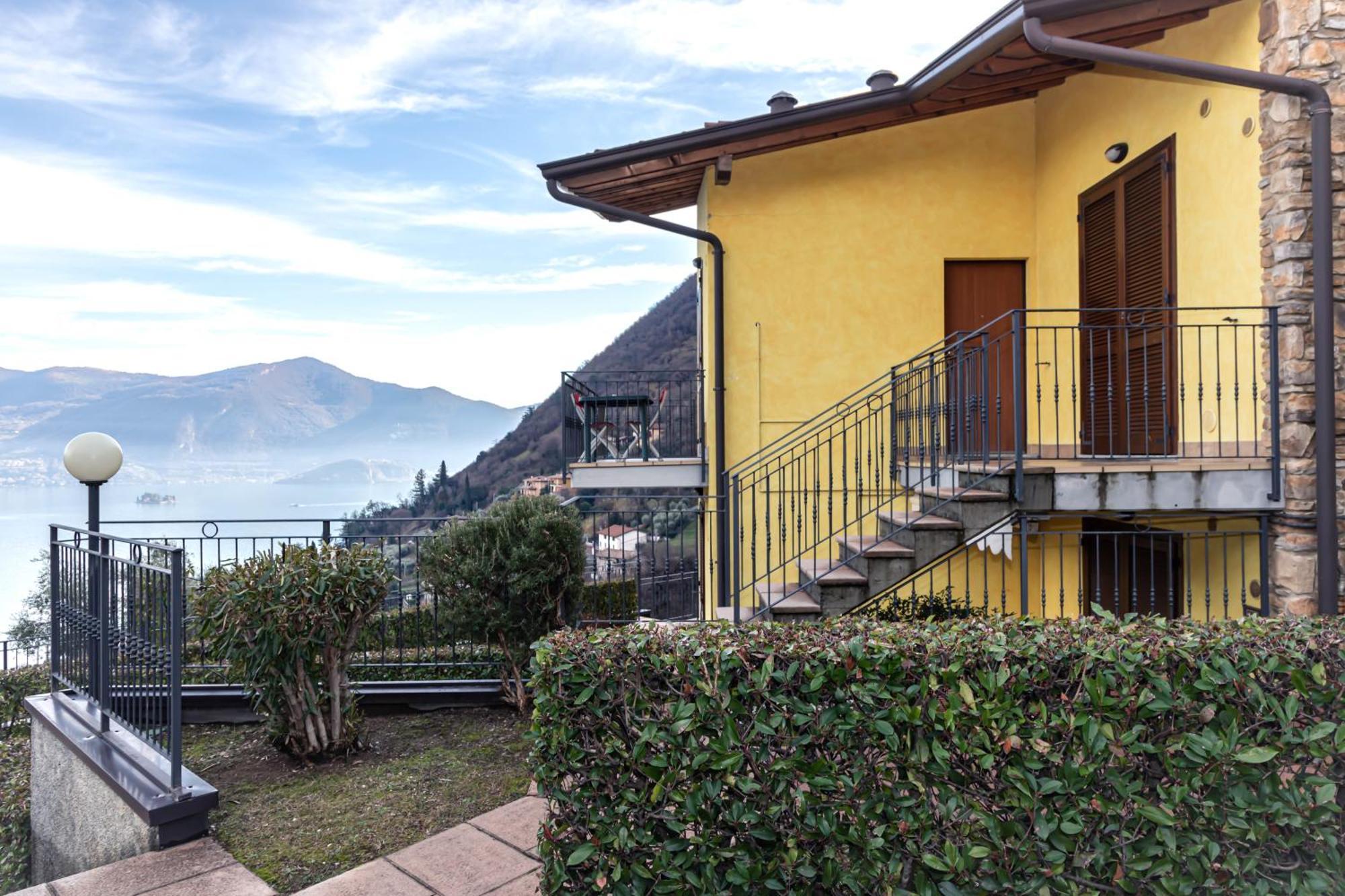 Residenza Coccinelle Vista Lago D'Iseo Tavernola Bergamasca Eksteriør billede