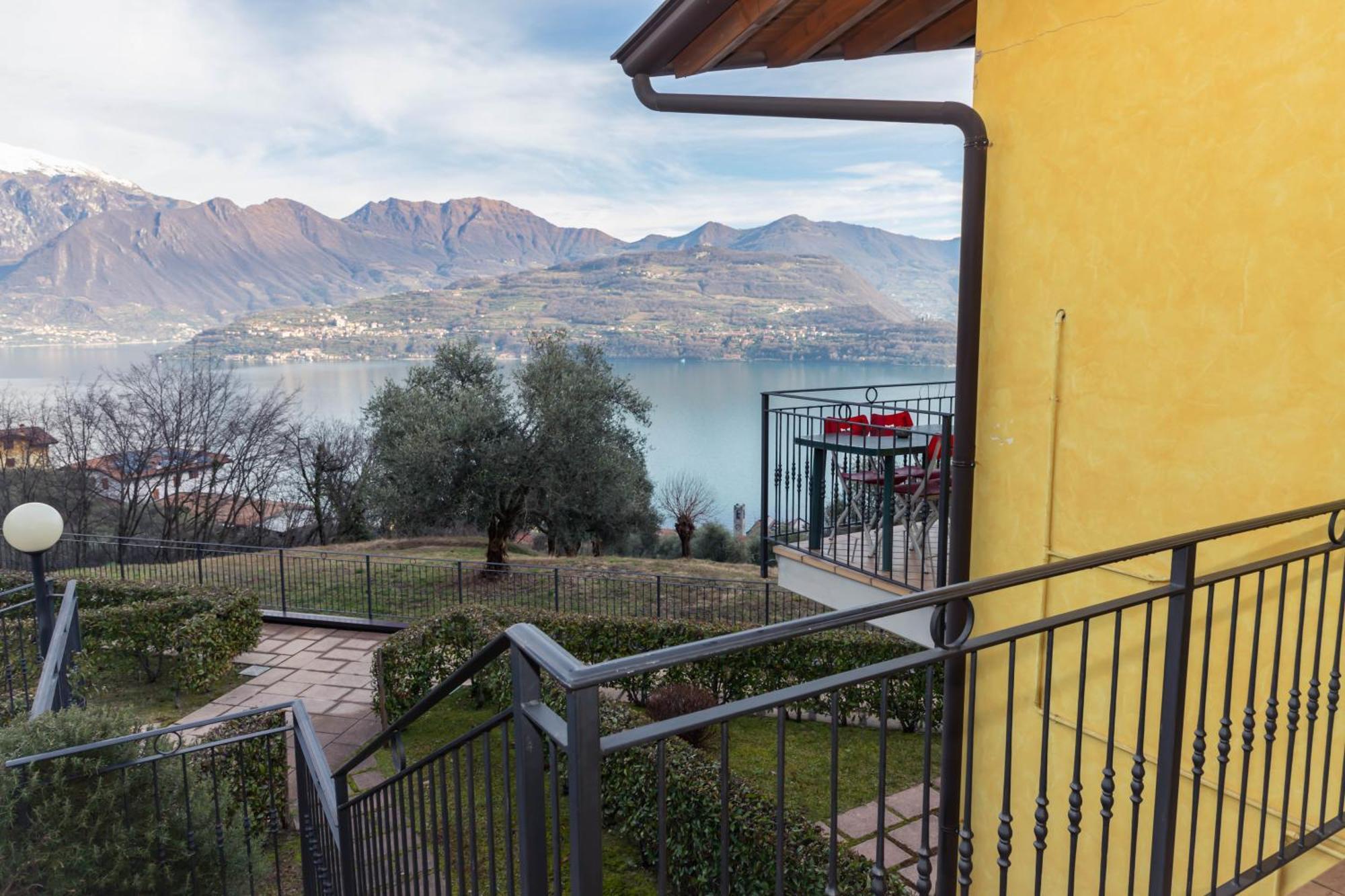 Residenza Coccinelle Vista Lago D'Iseo Tavernola Bergamasca Eksteriør billede